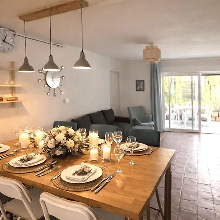House Ideally Located In La Rochelle * 라로셸