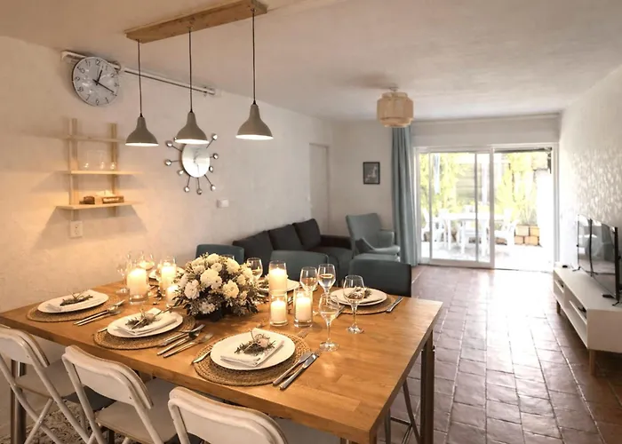 House Ideally Located In La Rochelle * לה רושל