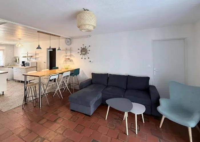 House Ideally Located In La Rochelle לה רושל