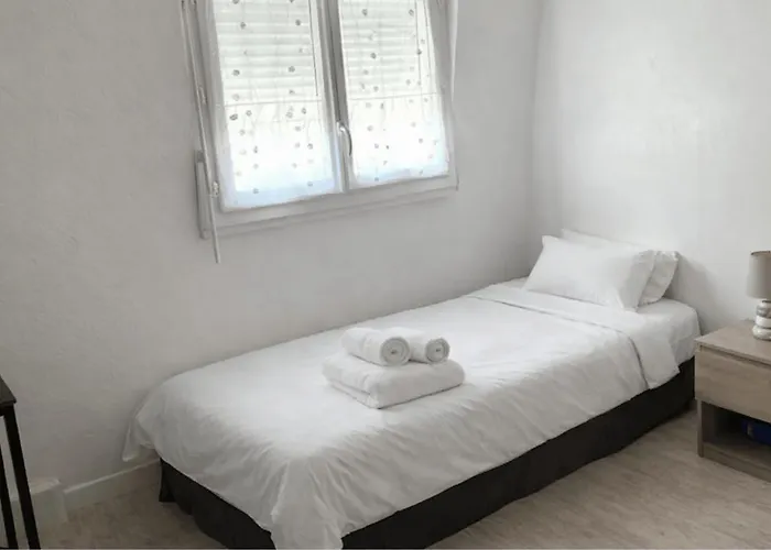 House Ideally Located In لا روشيل