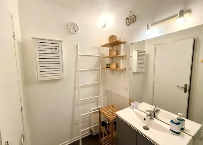 House Ideally Located In بيت للعطل لا روشيل